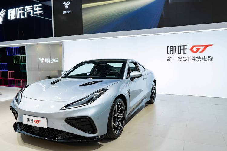 成都崇州市天泽世企业管理咨询哪吒汽车在智能汽车领域的表现，领途汽车在新能源汽车市场中的影响力